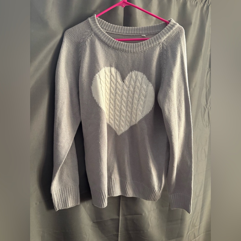 Adorable knitted sweater Defected read notes